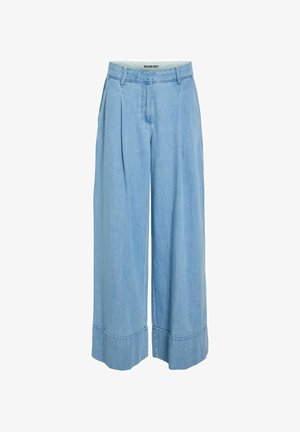 Vaqueros de talle alto, azul claro, de pierna ancha, con trabillas para cinturón, pliegues delanteros, cremallera y bajos doblados.