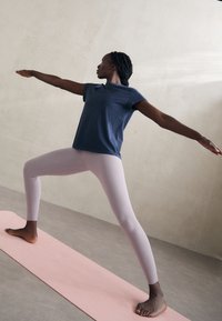 Yogasearcher NAMASTE - Apdrukāts T-krekls - navy