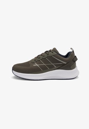 Sportlicher Sneaker aus olivgrünem Mesh mit weißer, strukturierter Sohle, Schnürverschluss vorne und Zuglasche an der Ferse, gezeigt von der linken Seite.