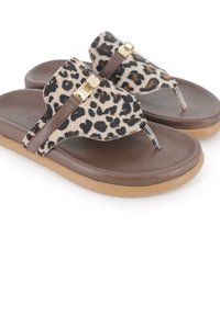 Sandalias de estampado de leopardo con una parte superior de textura suave, correas de cuero marrón, tira transparente y un acento dorado en la correa, con una suela acolchada.