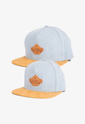 Du veido snapback skrybėlės su šviesiai mėlynos džinsinės medžiagos ir geltonais zomšos širdeliais, ant priekio esantis rudas odos logotipas.
