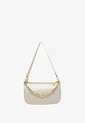 Gestructureerde handtas van textuur crème leer met een gouden kettingaccent. Heeft een slanke schouderband en een ritssluiting, wat zorgt voor functionele elegantie.