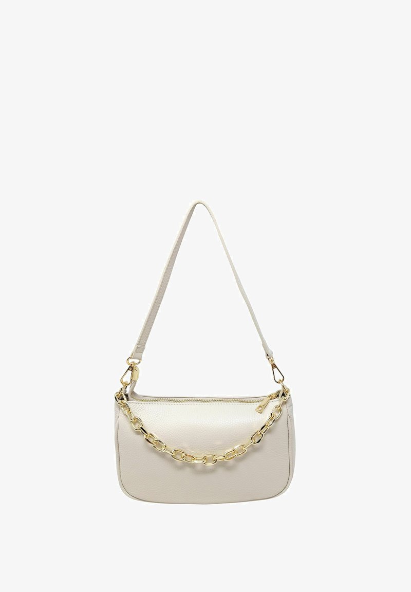 Gestructureerde handtas van textuur crème leer met een gouden kettingaccent. Heeft een slanke schouderband en een ritssluiting, wat zorgt voor functionele elegantie.