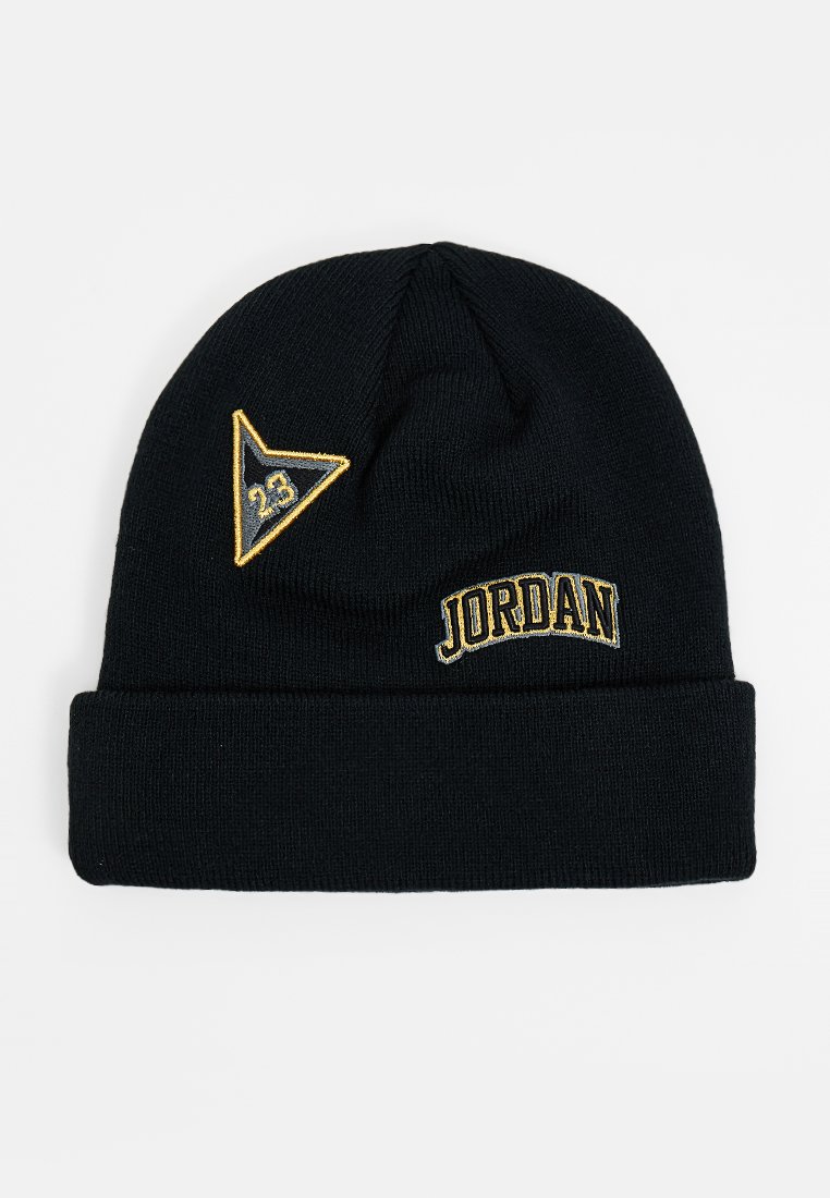 Czarna, dziana czapka z podwinięciem, z złotym trójkątnym naszywką z "23" oraz haftowanym złotym napisem "JORDAN" z przodu.