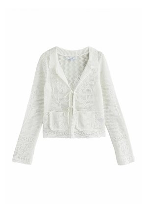 Hvid åbenstrikket cardigan med lange ærmer, blomstermønster, to forlommer, bølgekant og bindebånd foran.