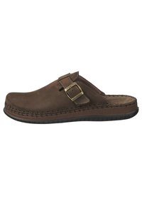 Bruine leren instapschoen met een gestructureerde afwerking, voorzien van twee gespdetails en een gevoerd voetbed. Laag profiel rubberen zool.