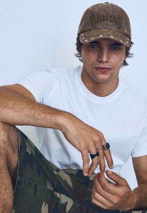 Bershka, WITH EYELETS AND EMBROIDERY - CAP - Caps - dark brown