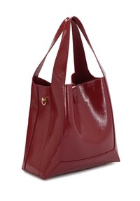 Borsa tote in vernice rossa con design strutturato, dotata di manici doppi e dettaglio in tono oro. Texture liscia e lucida.