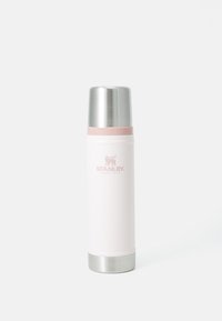 Thermos en acier inoxydable avec un corps blanc, un couvercle argenté et une bande d'accent rose. Comprend un logo sur le devant et un design cylindrique élégant.