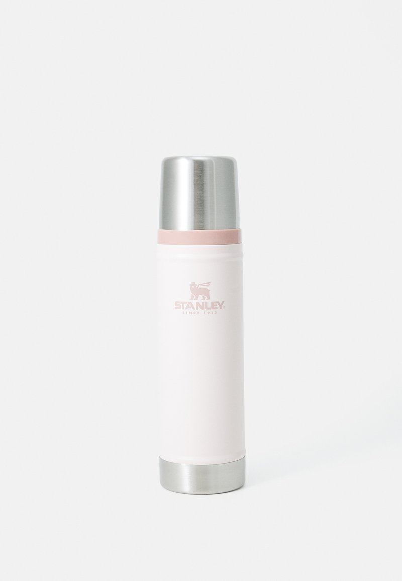 Termo de aço inoxidável com um corpo branco, tampa prateada e uma faixa de destaque rosa. Apresenta um logo na frente e um design cilíndrico elegante.