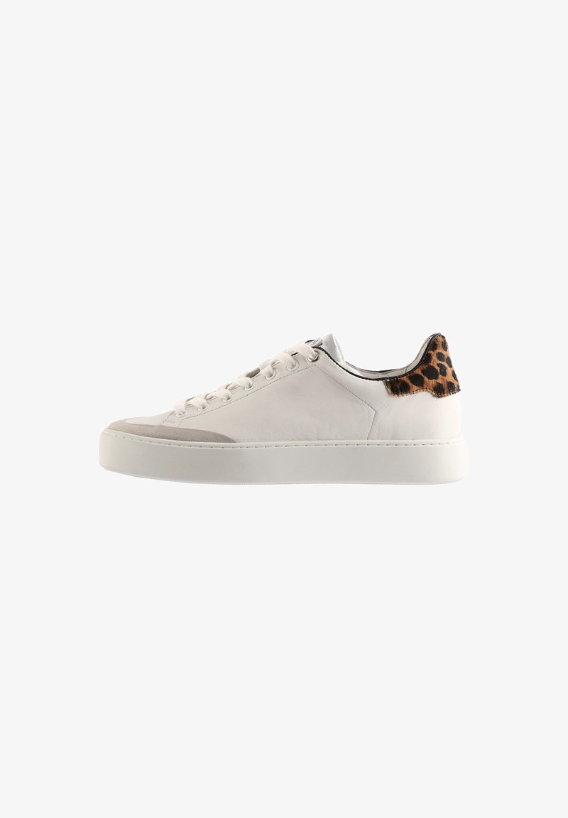 Weiße Leder-Sneaker mit glatter Oberflächenstruktur, ausgestattet mit einem Leopardenmusterakzent an der Ferse und einer flachen Gummisohle. Schnürdesign für einen sicheren Sitz.
