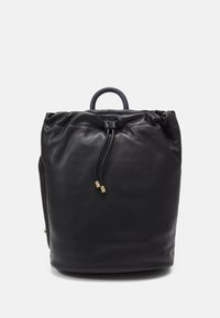Černý kožený batoh se stahovací šňůrkou, zaoblenou rukojetí a zlatými kovovými doplňky. Hladký povrch a válcový tvar.