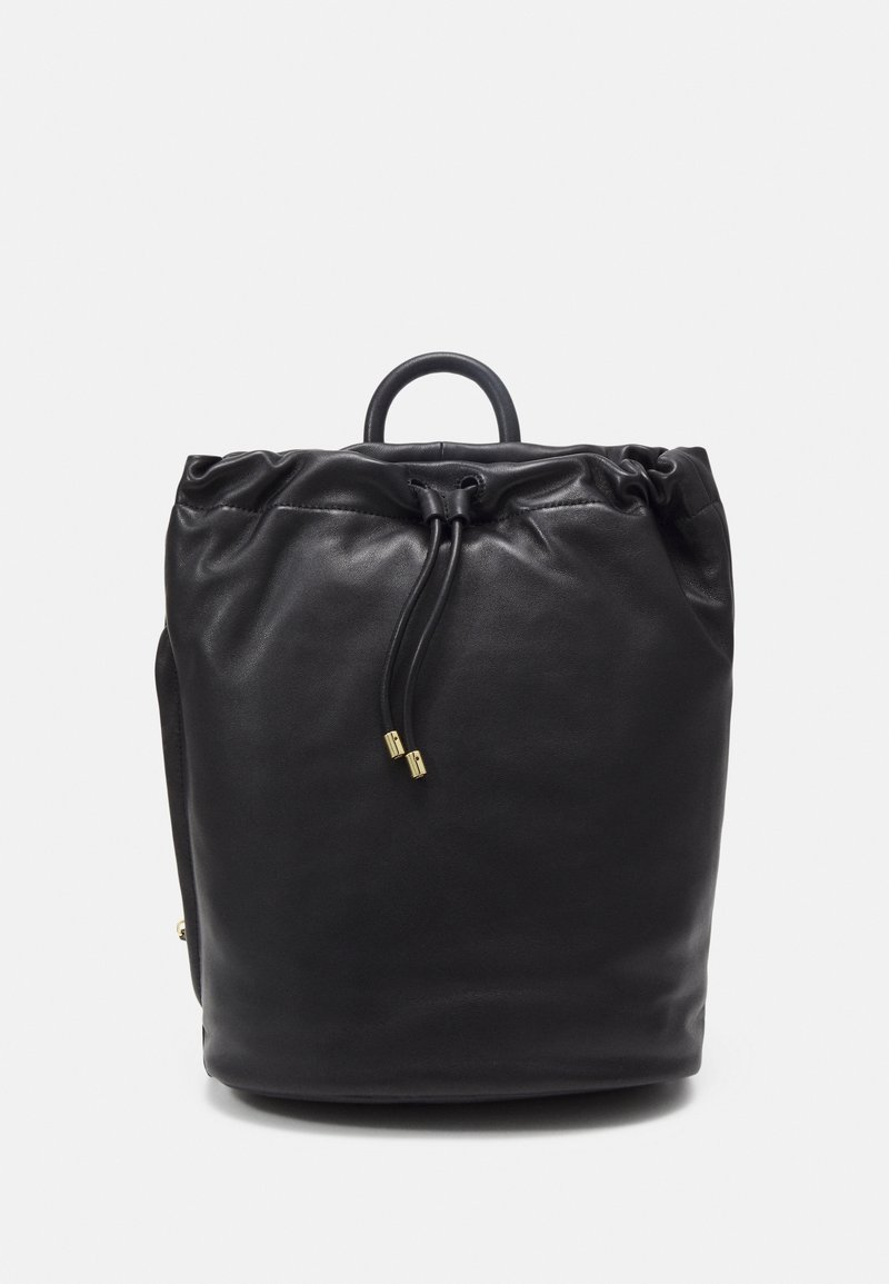 Černý kožený batoh se stahovací šňůrkou, zaoblenou rukojetí a zlatými kovovými doplňky. Hladký povrch a válcový tvar.