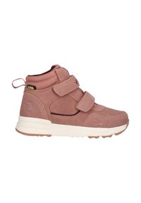 Lyserød høj-top sneakers lavet af ruskind med to velcro-stropper, blød foring og en hvid gummisål med et struktureret grebmønster.