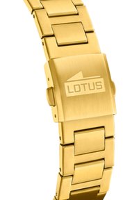 Gul rustfrit stål urrem med rektangulære led og en børstet finish, med en spænde indgraveret med "LOTUS" logoet.