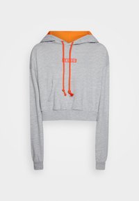 Felpa grigia tagliata con cappuccio, con lacci arancioni e fodera interna. Presenta una tasca frontale e un logo rosso "LEVI'S" sull'area del petto.
