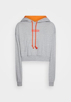 Grijze cropped hoodie met oranje trekkoorden en voering. Bevat een voorzak en een rood "LEVI'S" logo op de borst.