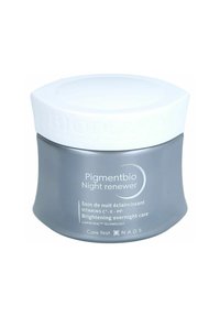 Grijze glazen pot met een witte, ronde deksel gelabeld "Pigmentbio Night Renewer." De tekst bevat "Oplichtende nachtverzorging" en vitaminedetails.