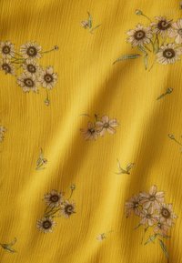 Tissu jaune à surface texturée, pr ésentant des grappes dispersées de petites fleurs roses douces avec des feuilles vertes.