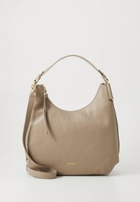 Béžová kožená kabelka typu hobo s zakřiveným tvarem, horním uchycením, odnímatelným ramenním popruhem a jemným zlatým logem na přední straně.