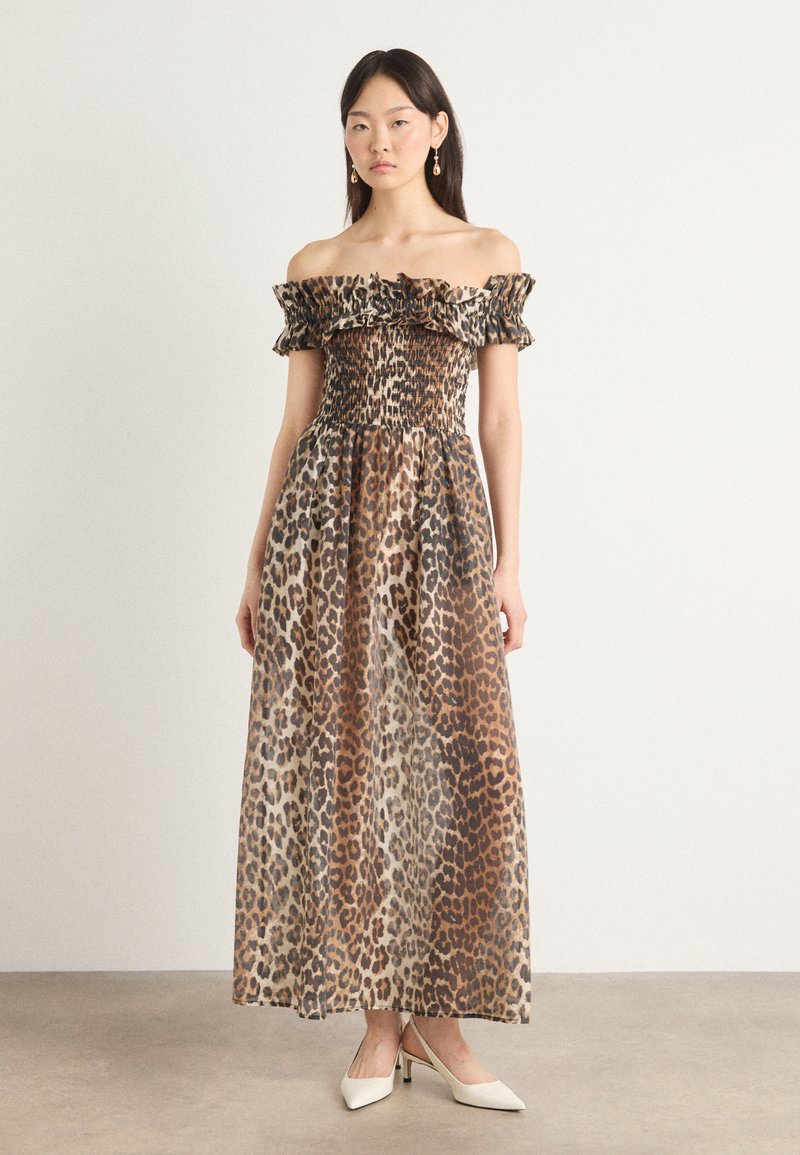 Maxikleid im Leopardenprint mit schulterfreier Gestaltung, Rüschenärmeln und einem gerafften Oberteil. Hergestellt aus durchscheinendem, leichtem Stoff.