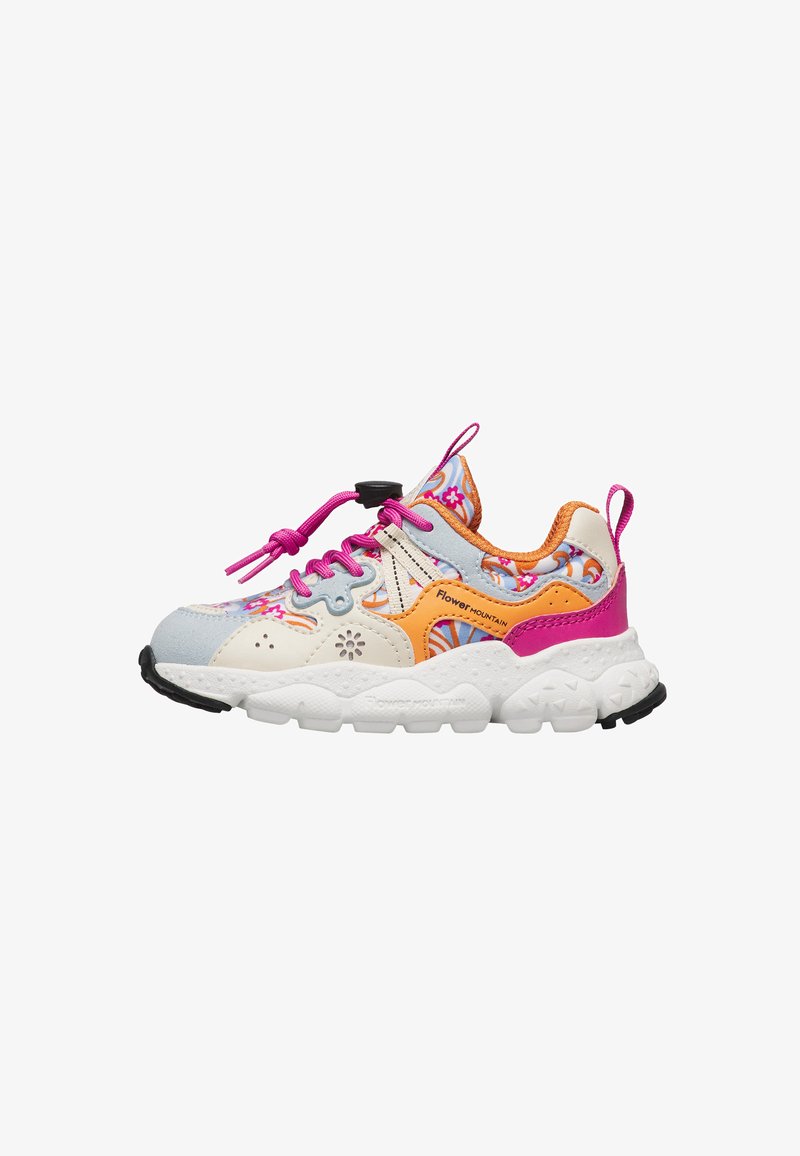 Bunter Sneaker mit weißer Sohle, pinken Schnürsenkeln, orange und pinken Akzenten, Blumenmustern und "Flower Mountain"-Markierung an der Seite.