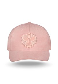 Roze suède baseballcap met een geborduurd embleem van een vlinder en een oog. De cap heeft een gebogen vizier en luchtopeningen voor ventilatie.
