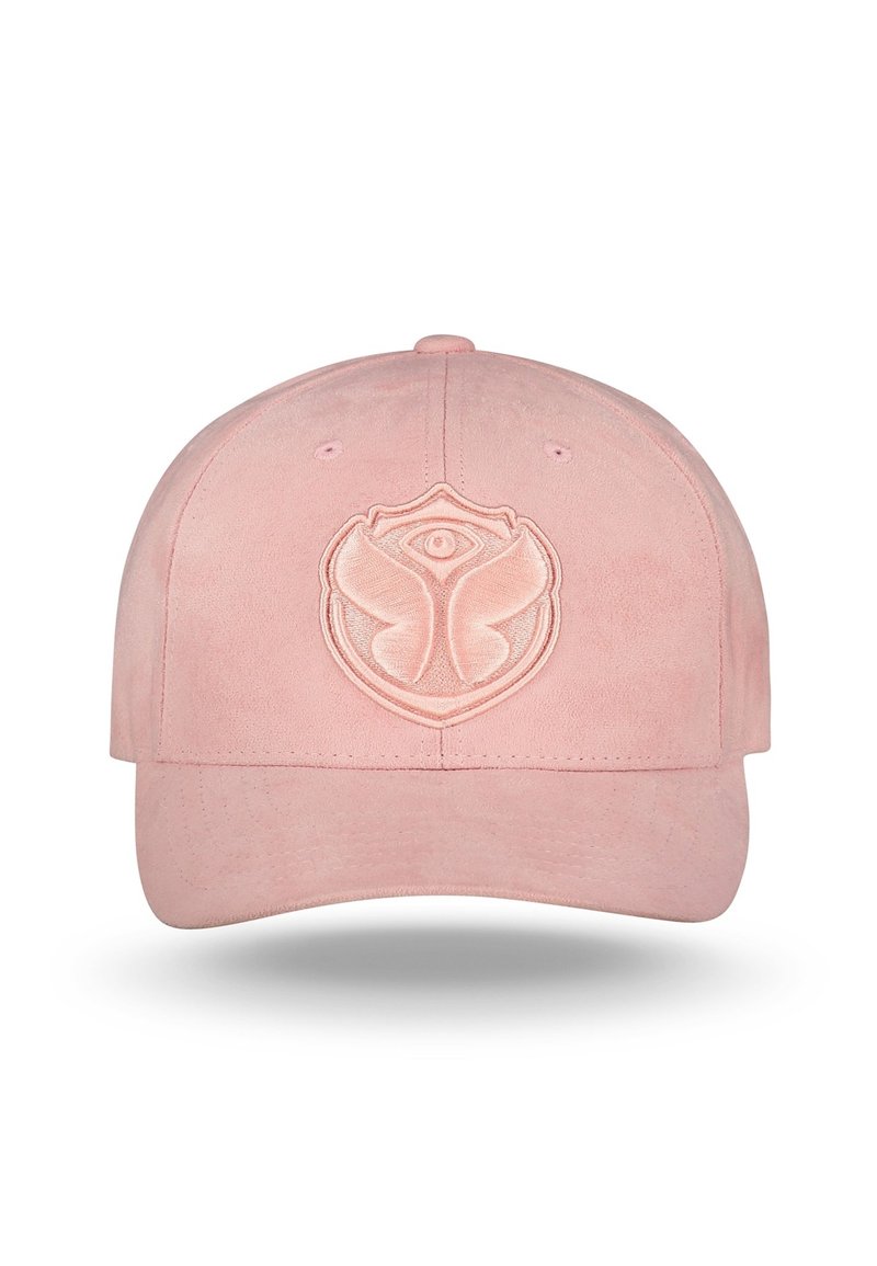 Roze suède baseballcap met een geborduurd embleem van een vlinder en een oog. De cap heeft een gebogen vizier en luchtopeningen voor ventilatie.