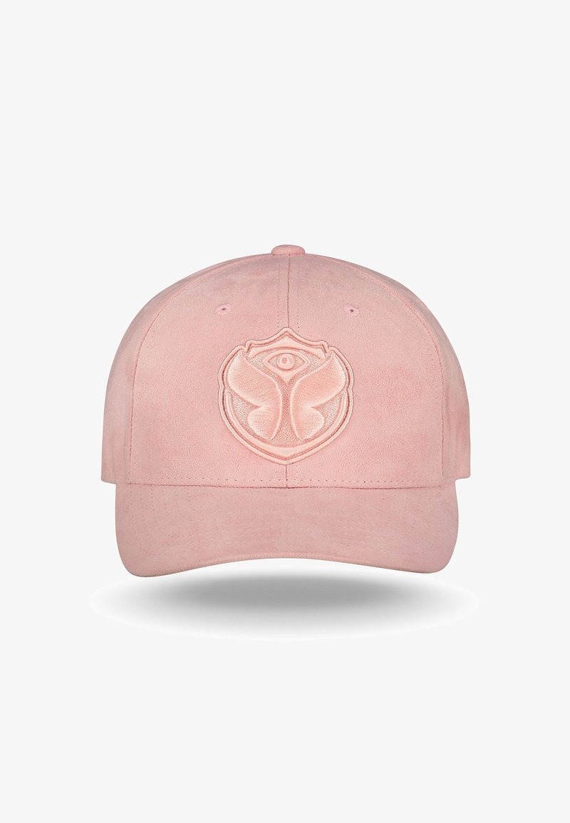 Roze suède baseballcap met een geborduurd embleem van een vlinder en een oog. De cap heeft een gebogen vizier en luchtopeningen voor ventilatie.