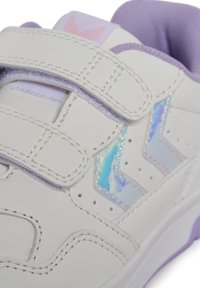 Białe skórzane sneakersy z liliowymi akcentami. Zawierają rzepy, iryzującą boczną detalizację oraz gładką teksturę. Widoczne przeszycia.