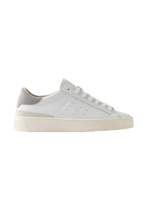 Sneaker bianca con tallone in pelle scamosciata grigio chiaro, lacci bianchi, dettaglio laterale traforato e suola in gomma bianco sporco, vista dal lato esterno.