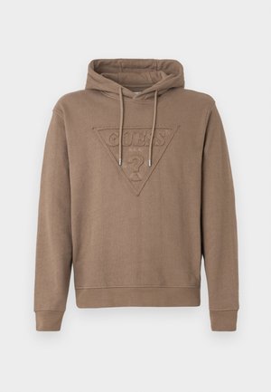 Pruun kapuutsiga sweatshirt, millel on esiosas kolmnurgas tõstetud GUESS logo ja kapuutsi reguleeritavad nöörid.
