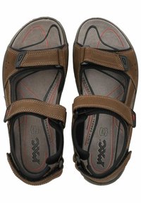 Bruine leren sandalen met verstelbare banden, gevormde voetbed en rode accentlijnen op een grijze binnenzool. Heeft afgeronde randen en een stevige zool.