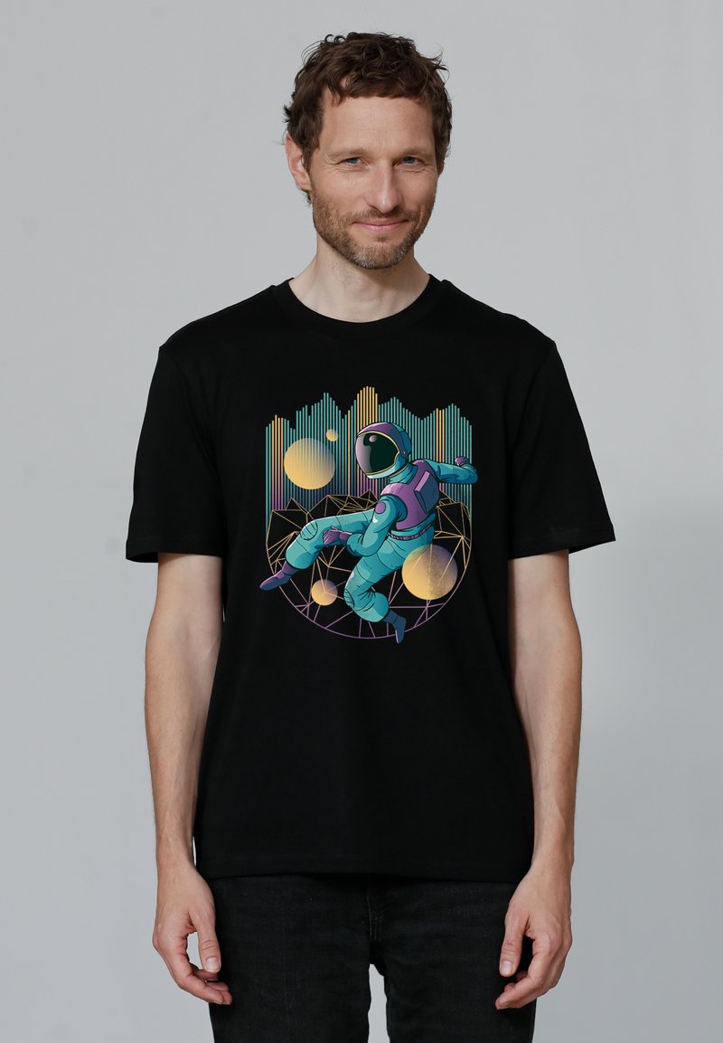 Schwarzes T-Shirt mit einem Grafikdesign eines Astronauten in Türkis, mit lila Akzenten, umgeben von bunten geometrischen Formen und Kreisen.