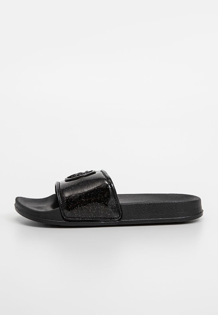Zwarte slide-sandalen met een glanzende, glinsterende band en een gestructureerde zool. Heeft een breed, plat ontwerp en een minimalistische uitstraling.