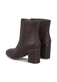 Bottines en cuir bordeaux avec une finition lisse, un bout carré et un talon épais mettant en avant des accents en métal brillant.