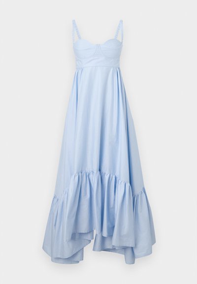 Vestido azul claro de comprimento médio, feito de algodão, apresentando um corpete justo, barra com babados e alças finas listradas.