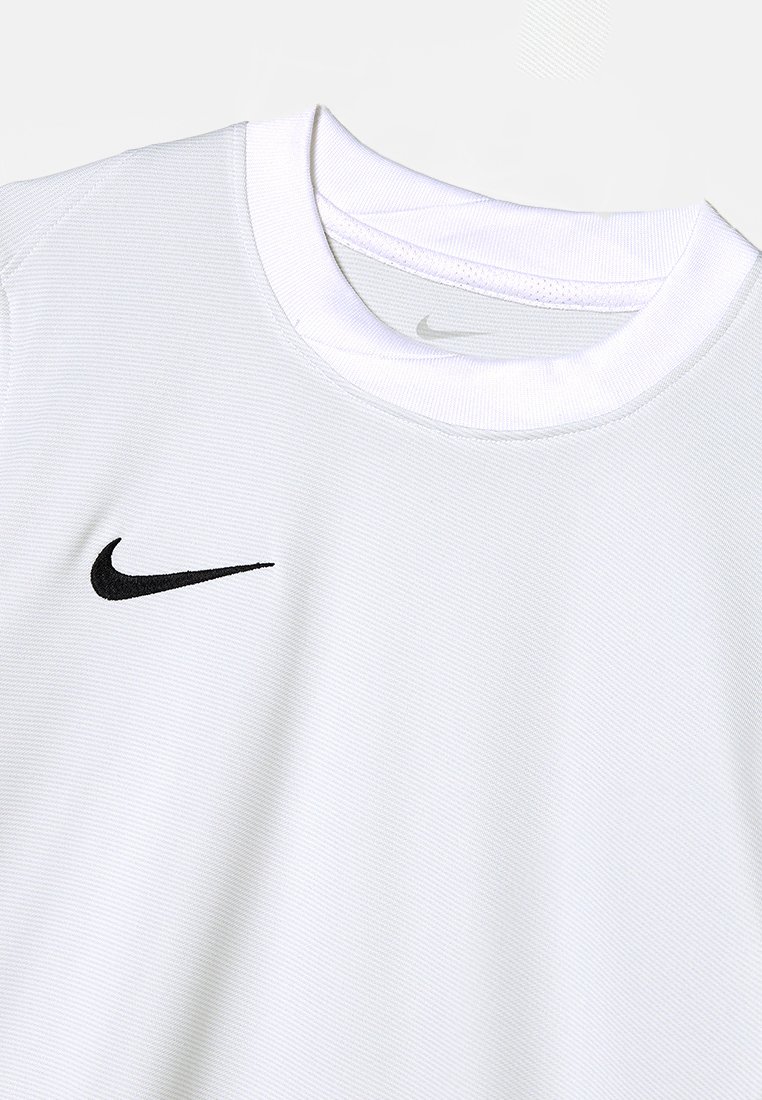 T-shirt Nike blanc avec texture côtelée, dotée d'un logo swoosh noir sur le côté gauche de la poitrine et d'un col rond.