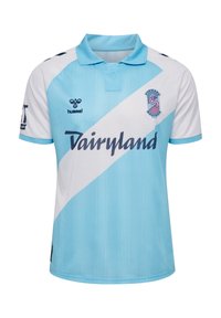 Ljusblå och vit fotbollströja med kort ärm och krage, med vertikala ränder, en diagonalt vit remsa och "Dairyland"-logotyp.