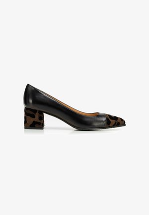 Talons en cuir noir avec un embout en daim à imprimé léopard et un talon bloc affichant un motif similaire. Design élégant avec une silhouette arrondie.
