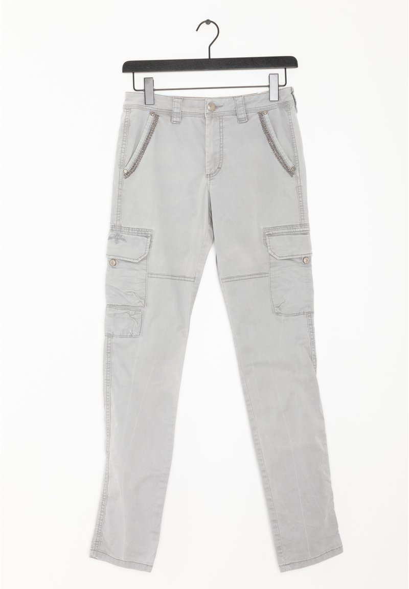 Ljusgrå cargo-byxor med nitar på frampocket och knäppta sidofickor, hängande på en svart hanger mot vit bakgrund.