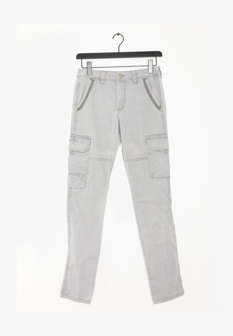 Ljusgrå cargo-byxor med nitar på frampocket och knäppta sidofickor, hängande på en svart hanger mot vit bakgrund.