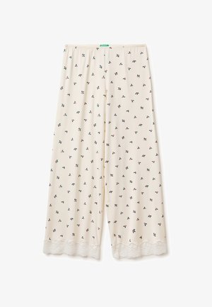 Pantaloni beige chiaro con motivo floreale caratterizzato da piccoli disegni rossi e verdi, rifiniti con un bordo in pizzo bianco sul fondo. Vita elasticizzata.