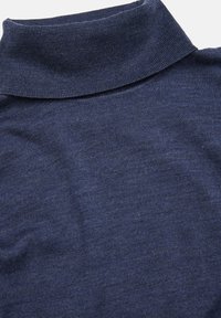 Marinbl å polokrage-sweater tillverkad av ett mjukt stickat tyg. Har en åtsittande krage och sömlös design.