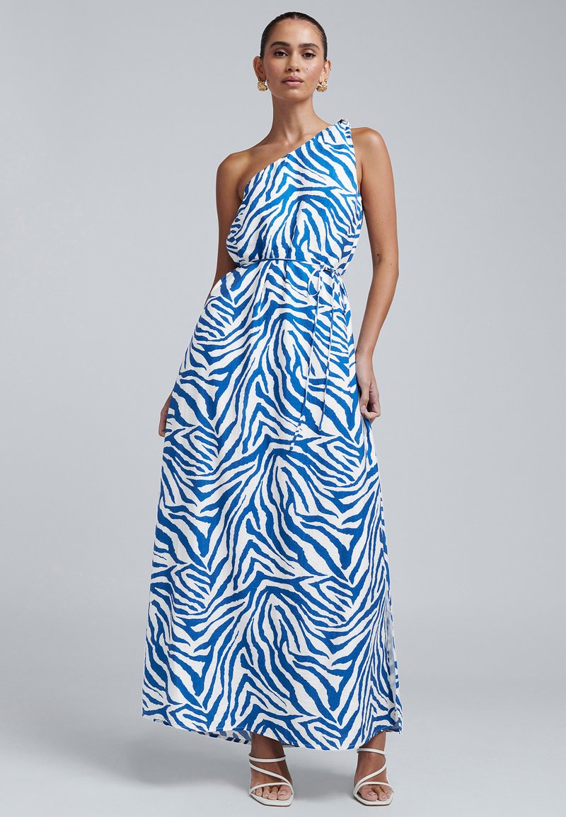 Maksi haljina u plavo-bijelom zebra uzorku, jednoročna izvedba, stegnuti struk s remenom za vezanje, lepršavi materijal i rub do gležnja.
