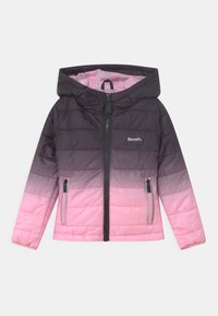 Padded jacket w cechą gradientu przechodzącego od ciemnoszarego do różowego, z kapturem, zamkiem błyskawicznym z przodu oraz kieszeniami bocznymi na zamek.