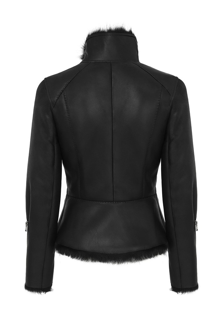 Czarna skórzana kurtka z dopasowanym krojem, wysokim kołnierzem i miękkim futrzanym wykończeniem u dołu. Posiada zamki błyskawiczne na rękawach.