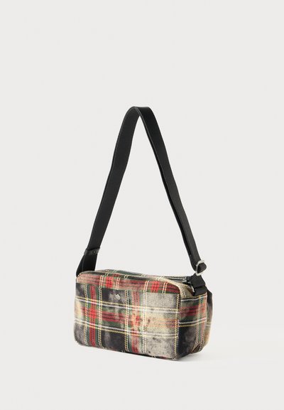 Karo torbica preko telesa iz platna z nastavljivim črnim pasom. Ima barvite karo vzorce v rdeči, zeleni in rumeni barvi na sivi podlagi.