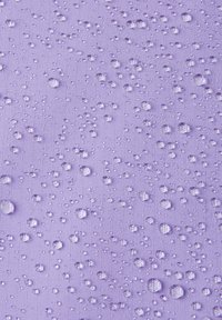 Tessuto viola con una superficie texturizzata, coperto di piccole gocce d'acqua trasparenti che creano un motivo variato. Le gocce variano in dimensione.