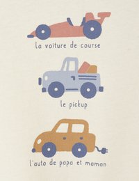 Drei stilisierte Fahrzeugillustrationen: ein pinkes Rennauto, ein blauer Pickup und ein orangefarbenes Familienauto, jeweils mit unterschiedlichen Farben und Formen.